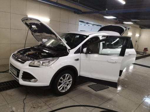 Комплексная химчистка салона автомобиля Ford Kuga, безопасная мойка двигателя и подкапотного пространства