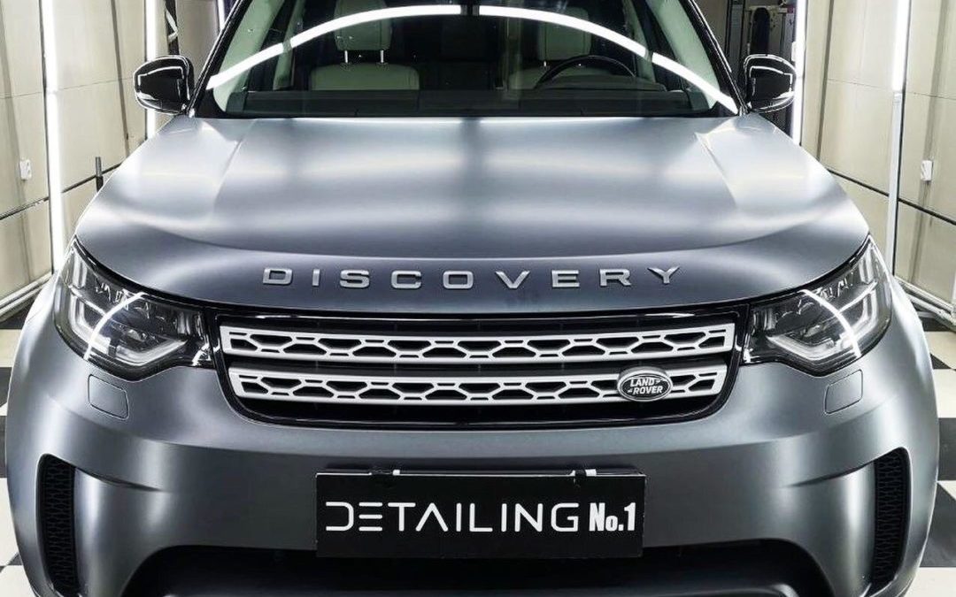 Land Rover Discovery — оклеили кузов в матовую серую пленку Oracal 970, глянцевые элементы кузова забронировали полиуретаном Hexis